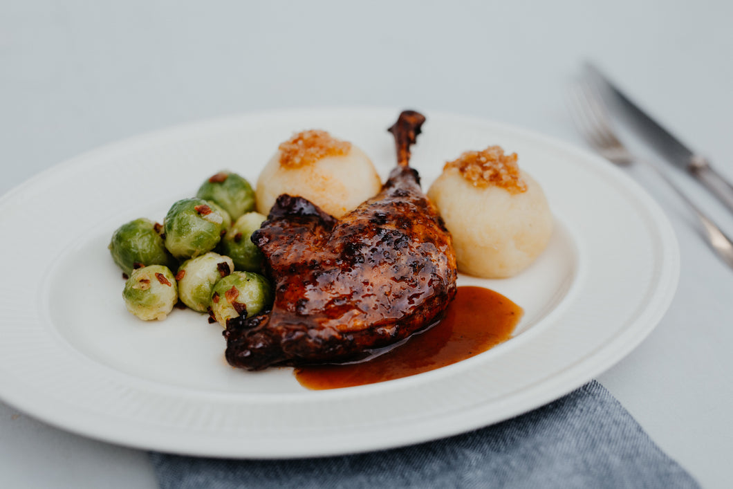 Geschmorte Entenkeule mit Rotweinsauce, Speckrosenkohl und Kartoffelklößen